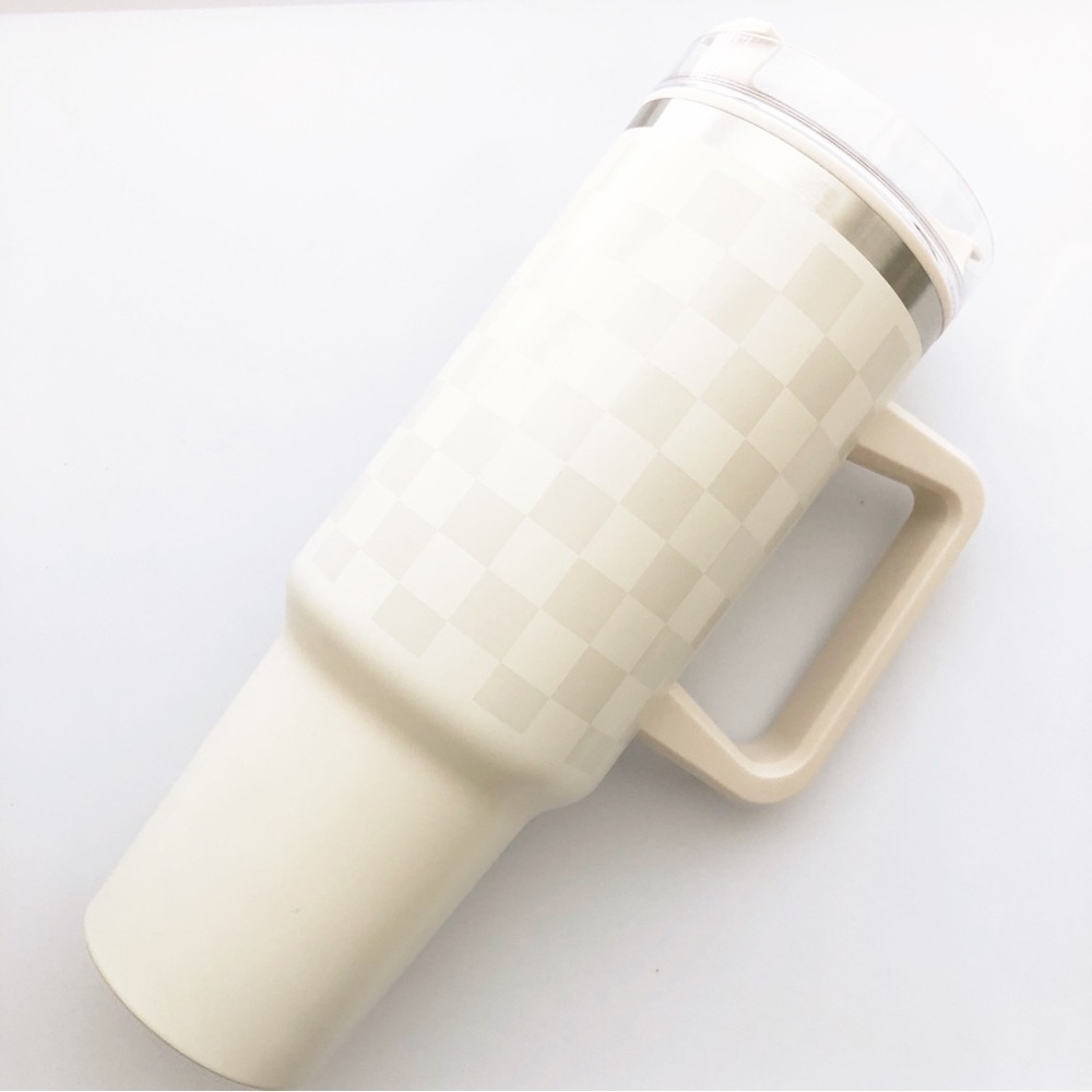 🤍White Checkered Tumbler with Handle
